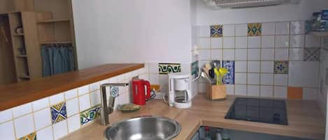 Frigorífico, microondas, horno y placa de cocina