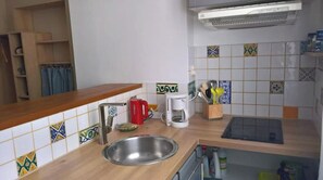 Een koelkast, een microgolfoven, een oven, een kookplaat