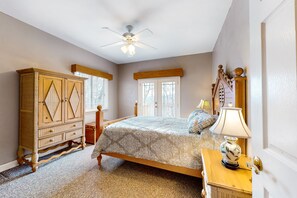 2 bedrooms, iron/ironing board, internet, bed sheets - Lovely mountain-view cabin with deck, balcony, washer/dryer & central AC (Dahlonega)