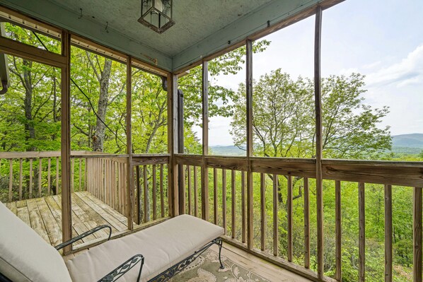 Property grounds - Lovely mountain-view cabin with deck, balcony, washer/dryer & central AC (Dahlonega)