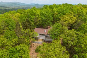 Exterior - Lovely mountain-view cabin with deck, balcony, washer/dryer & central AC (Dahlonega)