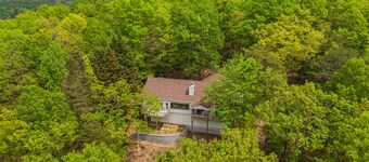 Lovely mountain-view cabin with deck, balcony, washer/dryer & central AC