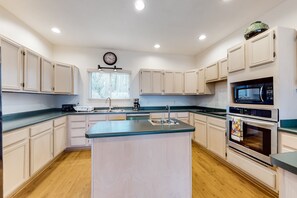 Fridge, microwave, oven, stovetop - Lovely mountain-view cabin with deck, balcony, washer/dryer & central AC (Dahlonega)