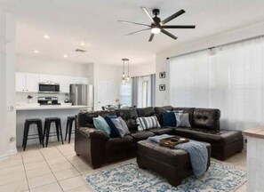 تلفزيون ذكي، ألعاب فيديو، كرة قدم الطاولة، تنس طاولة