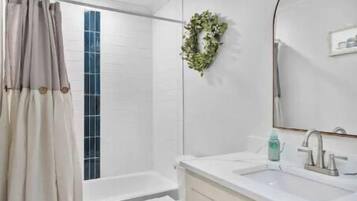 Secador de cabelo, toalhas de banho, sabonete, shampoo