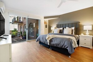 3 bedrooms - Palm Springs Surfers Paradise 3bed,pool waterfront (Gold Coast)