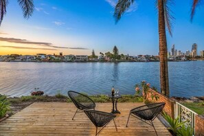 Terrace/patio - Palm Springs Surfers Paradise 3bed,pool waterfront (Gold Coast)