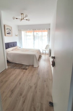 2 chambres, fer et planche à repasser, lit de bébé portatif
