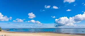 Plage, chaises longues