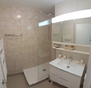 Douche, sèche-cheveux, serviettes fournies, savon