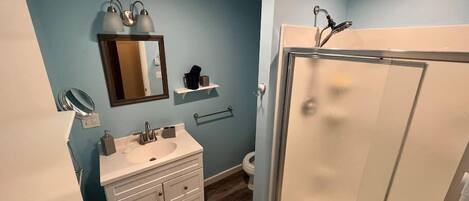 Ducha, secador de pelo, toallas y jabón