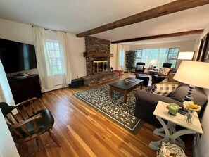 Smart TV, chimenea y libros