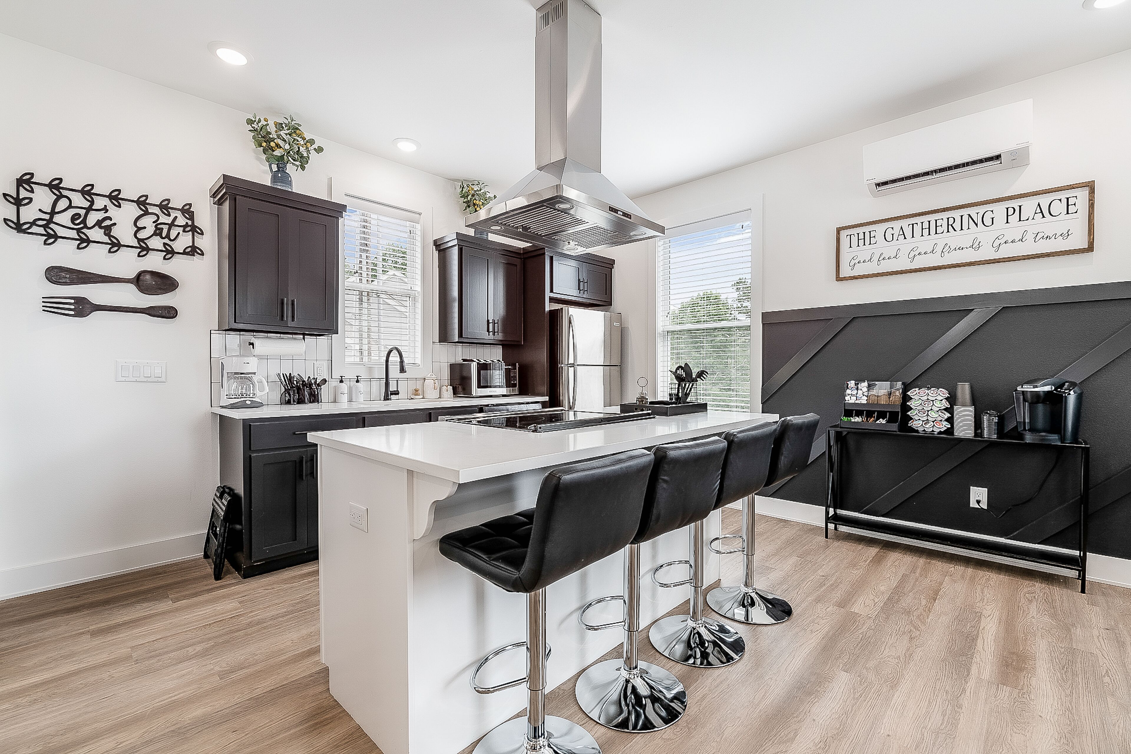 Køleskab, mikrobølgeovn, ovn, kogeplade