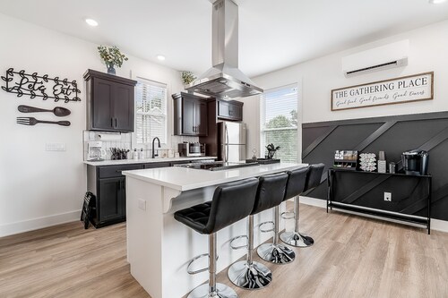 2-story modern & chic home near downtown with washer/dryer, AC, & fast WiFi