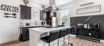 2-story modern & chic home near downtown with washer/dryer, AC, & fast WiFi