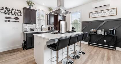 2-story modern & chic home near downtown with washer/dryer, AC, & fast WiFi