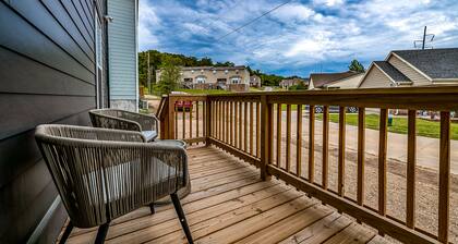 2-story modern & chic home near downtown with washer/dryer, AC, & fast WiFi