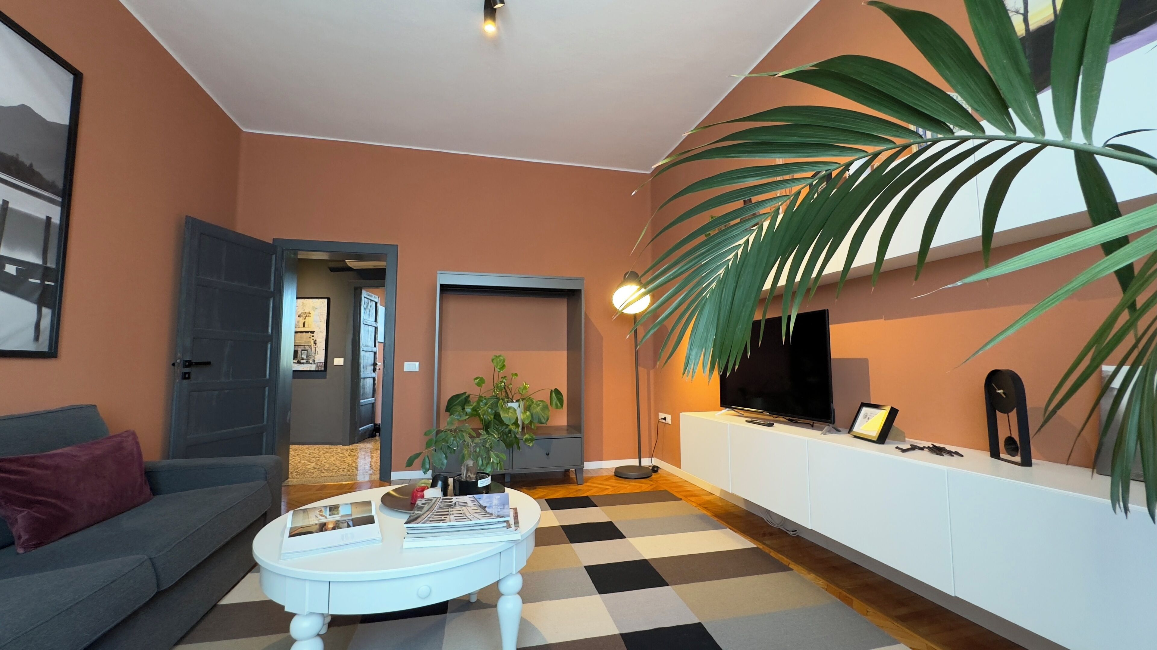 Apartment, 2 Bedrooms | Ruang tamu | 32 inci televisyen skrin rata dengan digital, TV 