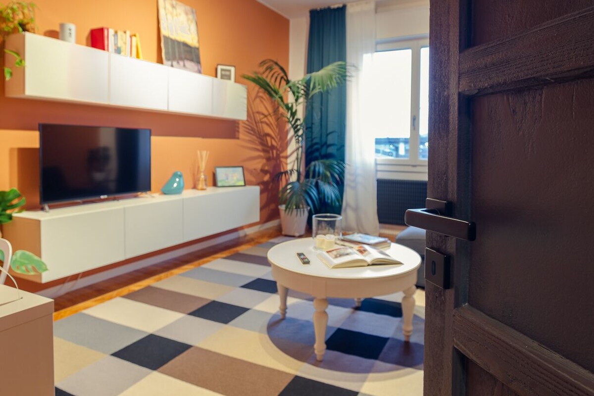 Appartement, 2 chambres | Coin séjour | Télévision à écran plat de 32 pouces avec chaînes numériques, télévision