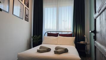 Apartemen, 2 kamar tidur | Meja kerja, setrika/meja setrika, Wi-Fi gratis, dan seprai linen