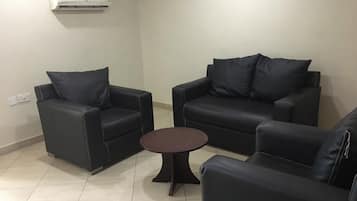 Suite Royal | Área de sala de estar | Televisión de plasma de 10 pulgadas con canales vía satélite