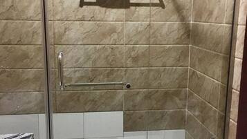 Rainfall showerhead, free toiletries, towels, soap