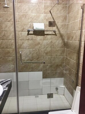 Douche à « effet pluie », articles de toilette gratuits