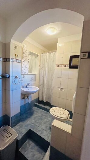 淋浴设施、免费洗浴用品、吹风机、毛巾