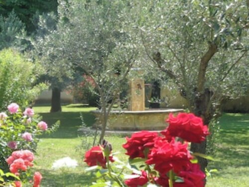 Appartement de caractère dans un mas provençal, 