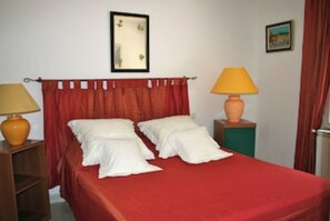 2 habitaciones, tabla de planchar con plancha y cuna de viaje 