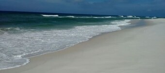 House with Air Conditioning, Swimming Pool, Barbecue, Wi-Fi 500 mbps and SMART TV.