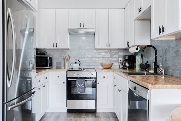 Refrigerador, microondas, horno, placa de cocina