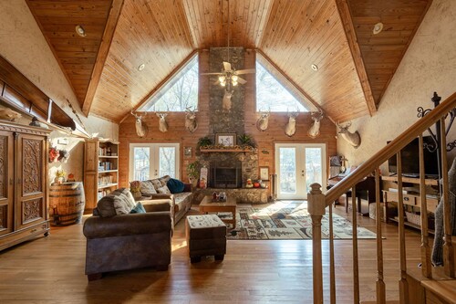 3 Bedroom 3 Bathroom Cabin on Little Red River w/ Private Dock!