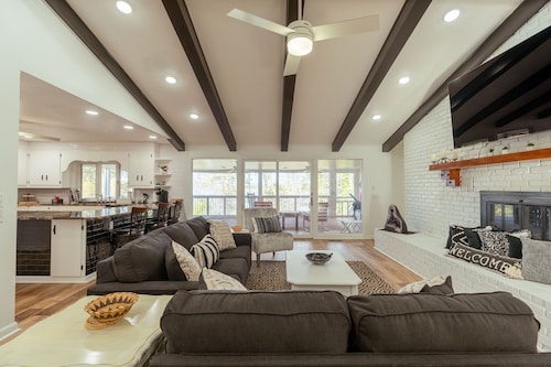 4 Bedroom + 3.5 Bathroom Greers Ferry Lakefront Home in Heber Springs!