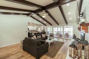 Télévision, table de tennis de table