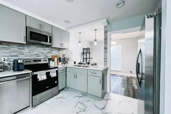 Geladeira, micro-ondas, fogão, cooktop