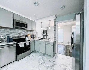 Réfrigérateur, micro-ondes, four, plaque de cuisson