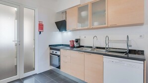 A modern kitchen with a dishwasher, stove, and sink. - Alta do Garajau I (Santa Cruz)