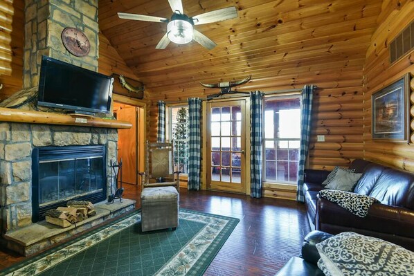 Smart TV, fireplace, DVD player, books - Trails End Cabin- 10 min- Silver Dollar City; 15 min- Branson; NEW Tiled Showers (Branson West)