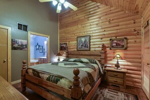3 bedrooms, desk, iron/ironing board, travel cot - Trails End Cabin- 10 min- Silver Dollar City; 15 min- Branson; NEW Tiled Showers (Branson West)