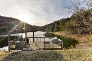 Property grounds - Trails End Cabin- 10 min- Silver Dollar City; 15 min- Branson; NEW Tiled Showers (Branson West)