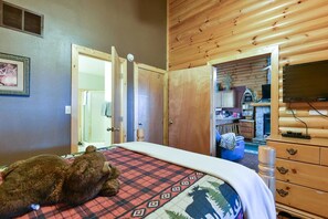 3 bedrooms, desk, iron/ironing board, travel crib - Trails End Cabin- 10 min- Silver Dollar City; 15 min- Branson; NEW Tiled Showers (Branson West)