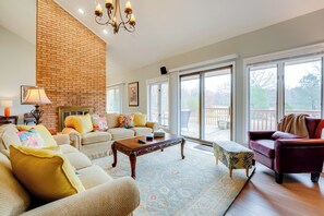 TV, fireplace, video games, DVD player - Peaceful Millington Home ~ 13 Mi to Memphis! (Millington)