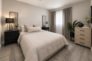 Un dormitorio con cama, mesitas de noche, cómoda, lámpara y ventana con cortinas.