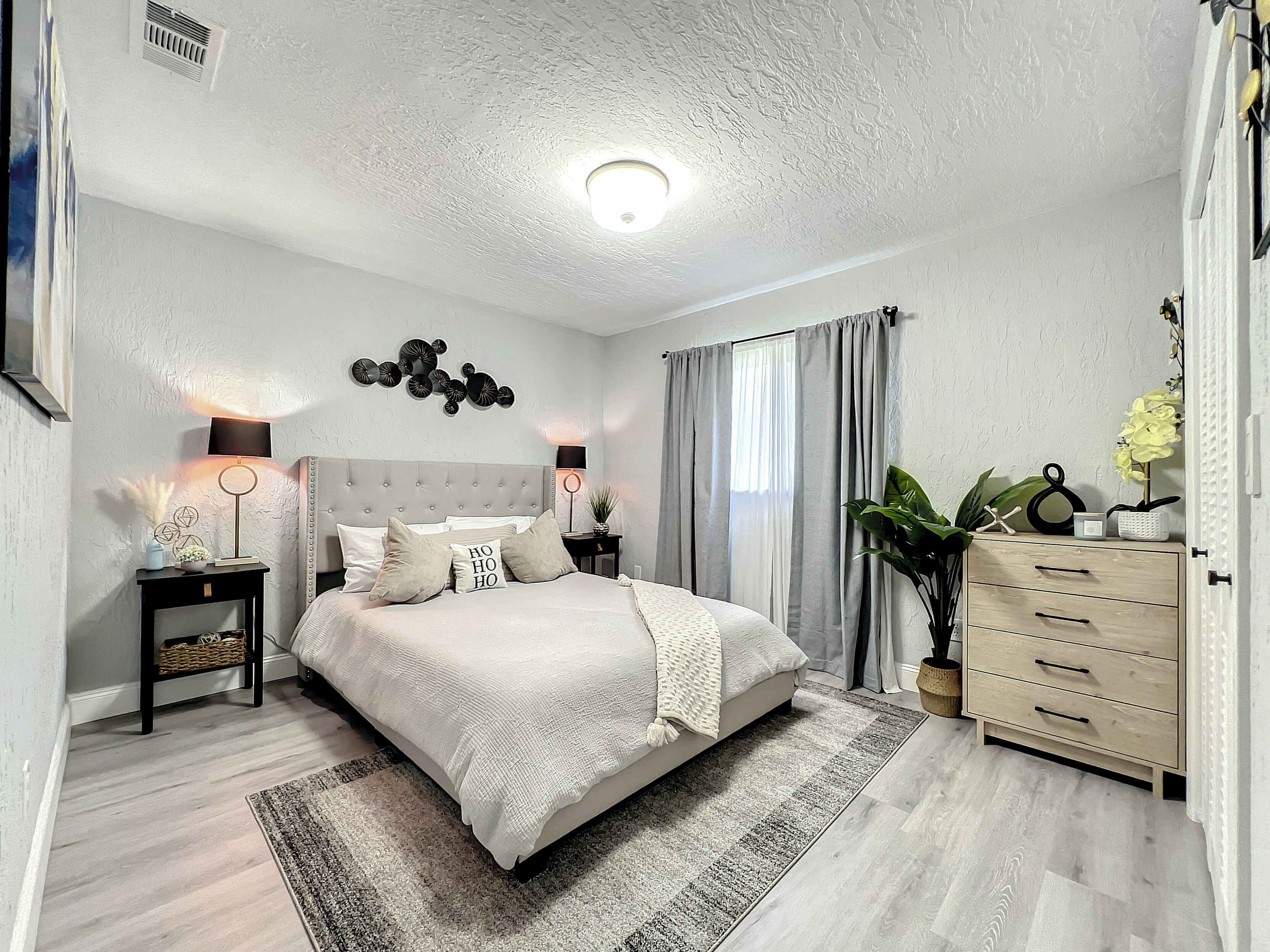 6 slaapkamers, een bureau, een strijkplank/strijkijzer, reisbedje