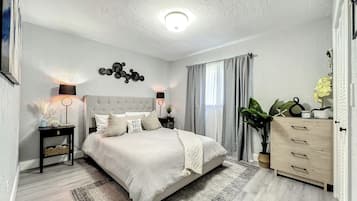 6 slaapkamers, een bureau, een strijkplank/strijkijzer, reisbedje