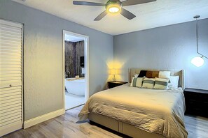 6 bedrooms, desk, iron/ironing board, travel crib