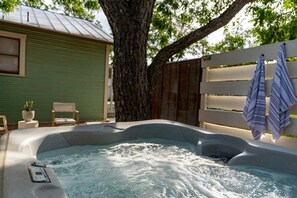 Terrace/patio - The Downtown Studio 3, Hot tub, Cowboy Pool! (Fredericksburg)