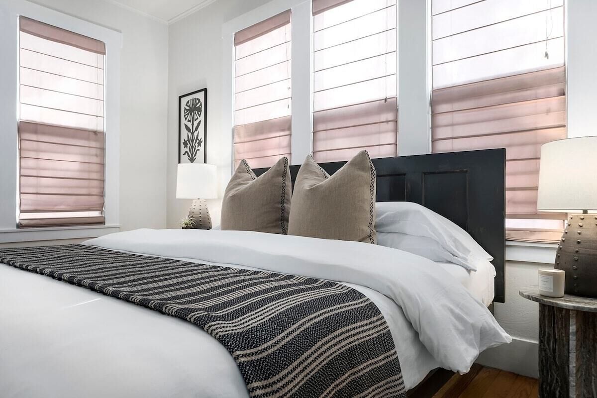 The Downtown Studio 3, private hot tub, sleeps 2!