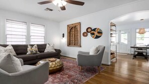 TV, offices - Hot tub, Close to Main St, Pet friendly, Fire pit! (Fredericksburg)